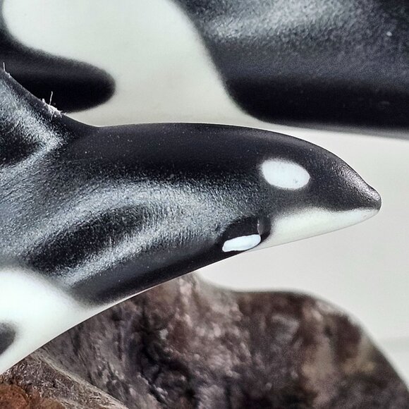 John Perry Killer Whale Mother & Calf Sculpture On Burlwood Base *FLAW* - Picture 4 of 9